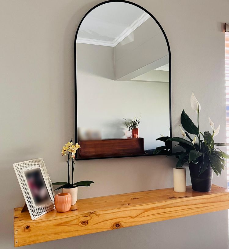 Floating shelf: The floating shelf